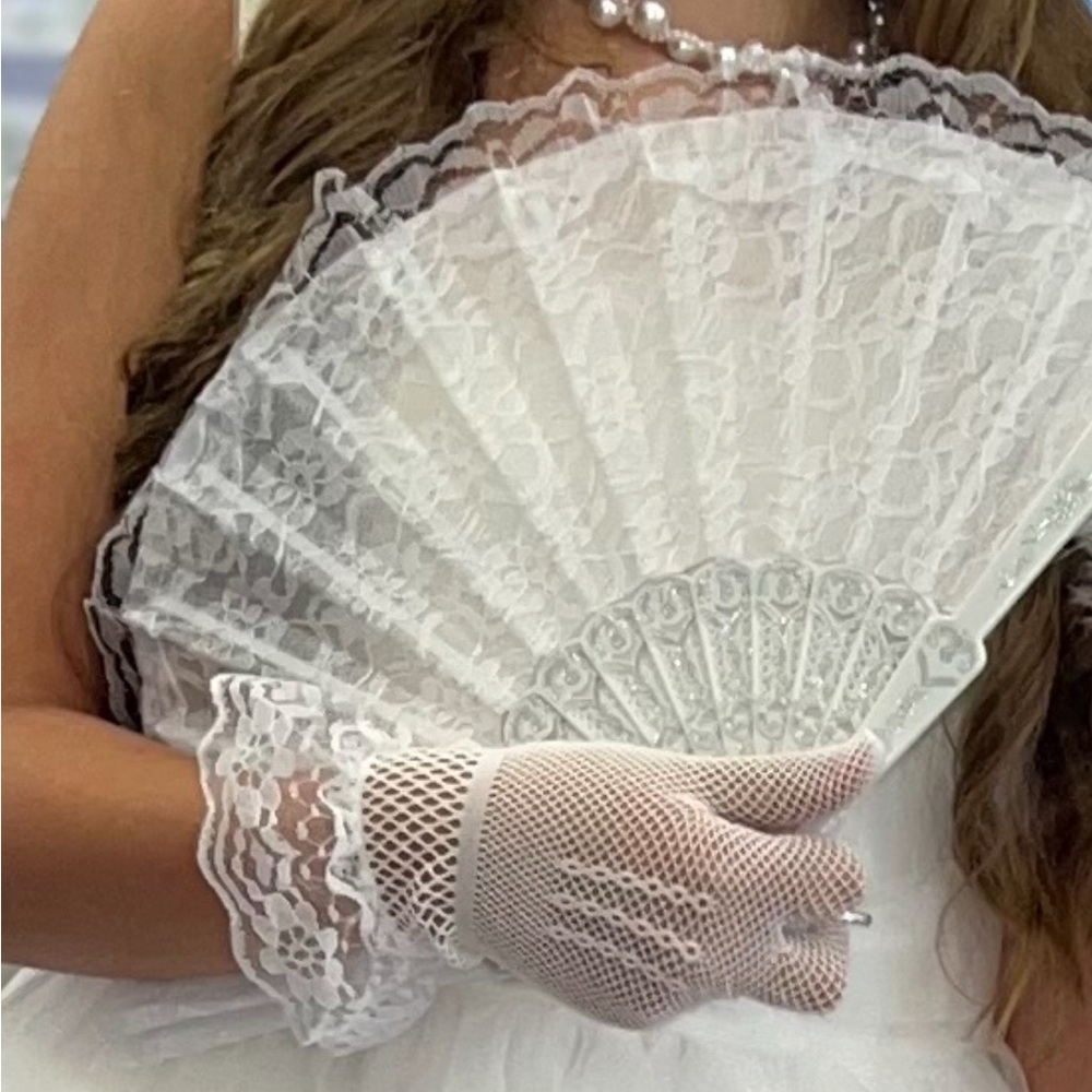 Elegant White Lace Gloves
